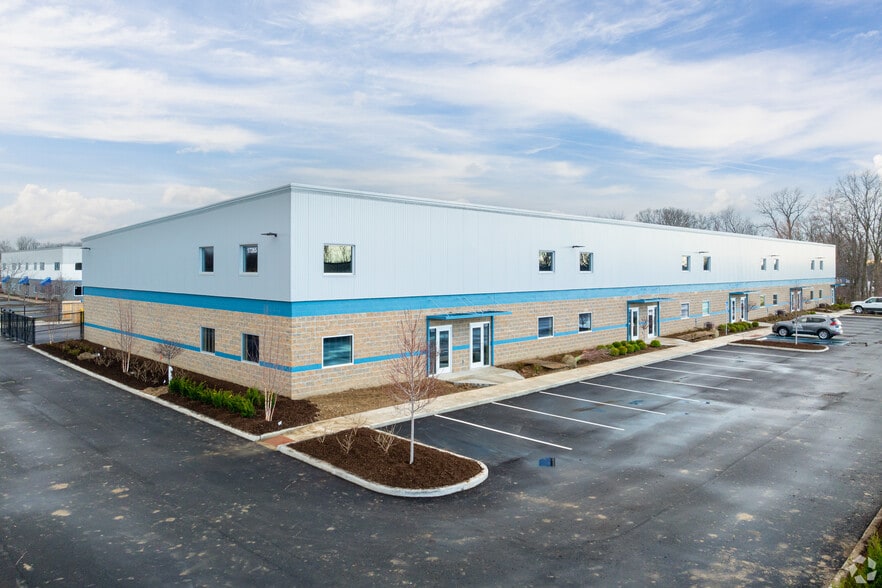 More Photos Of 17265 Harger Ct, Noblesville Showroom For Lease