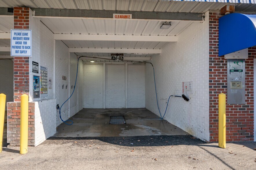 More Photos Of 595 Lafayette Rd, Hampton Freestanding For Sale