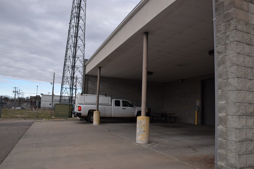 More Photos Of 2121 SW Chelsea Dr, Topeka Flex For Lease