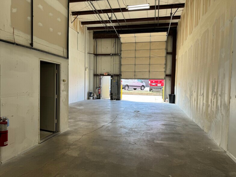 More Photos Of 189 Poplar Pl, North Aurora Warehouse For Lease