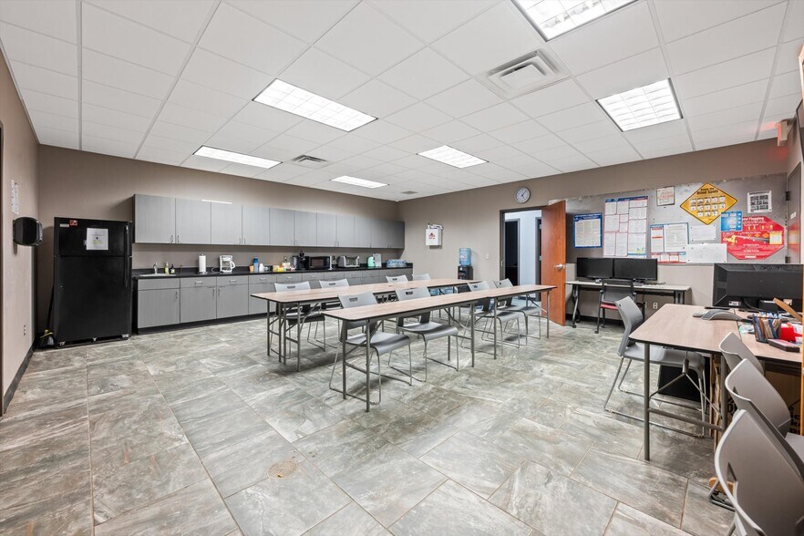 More Photos Of 12400 S Sunnylane Rd, Moore Manufacturing For Lease