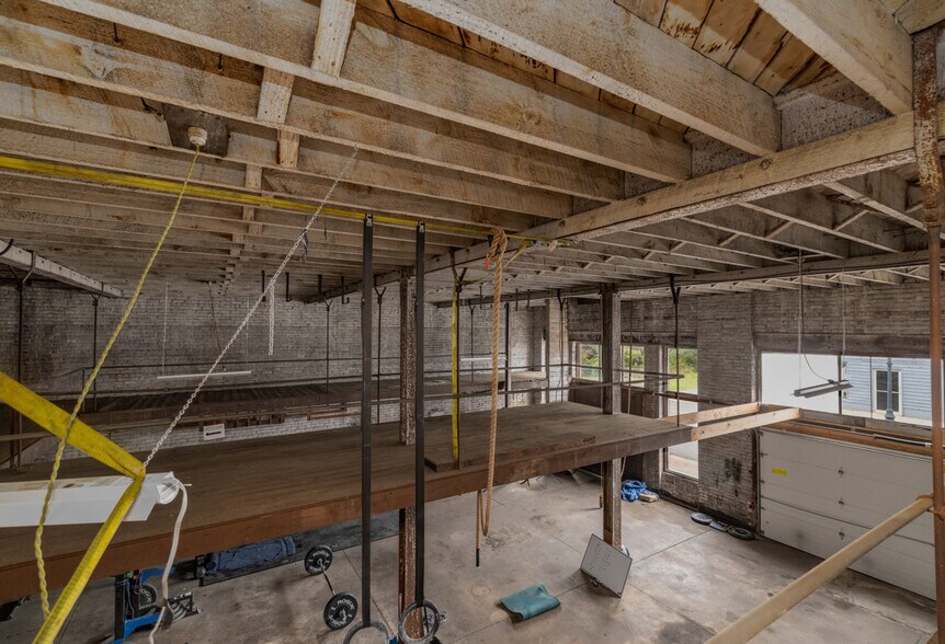 More Photos Of 1801 Main, Victoria General Retail For Sale