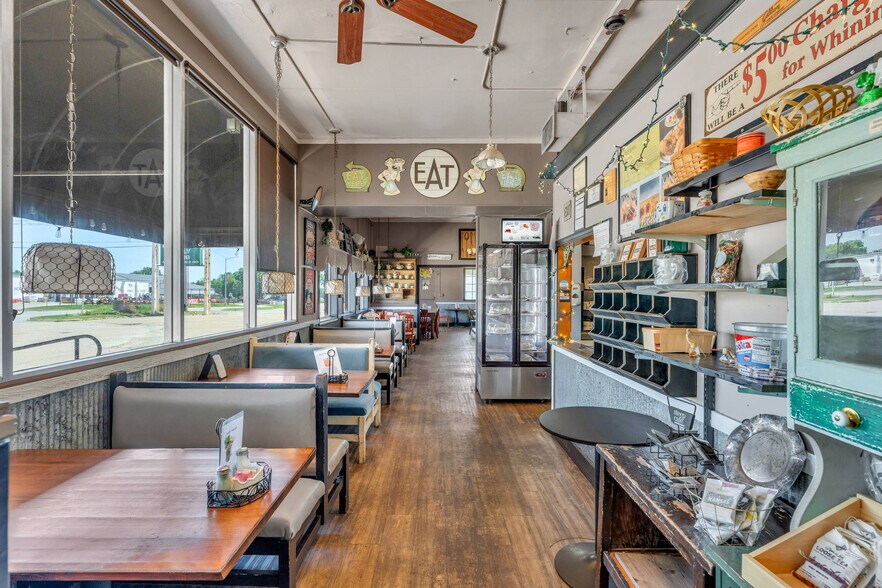 More Photos Of 601 Arizona Ave, Holton General Retail For Sale