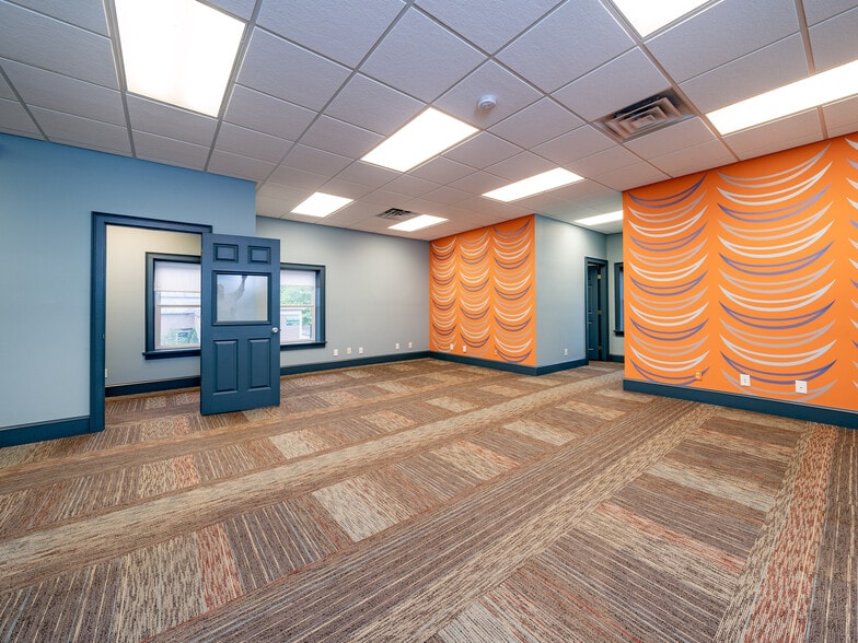 More Photos Of 35 Main St, Scottsville Office For Sale