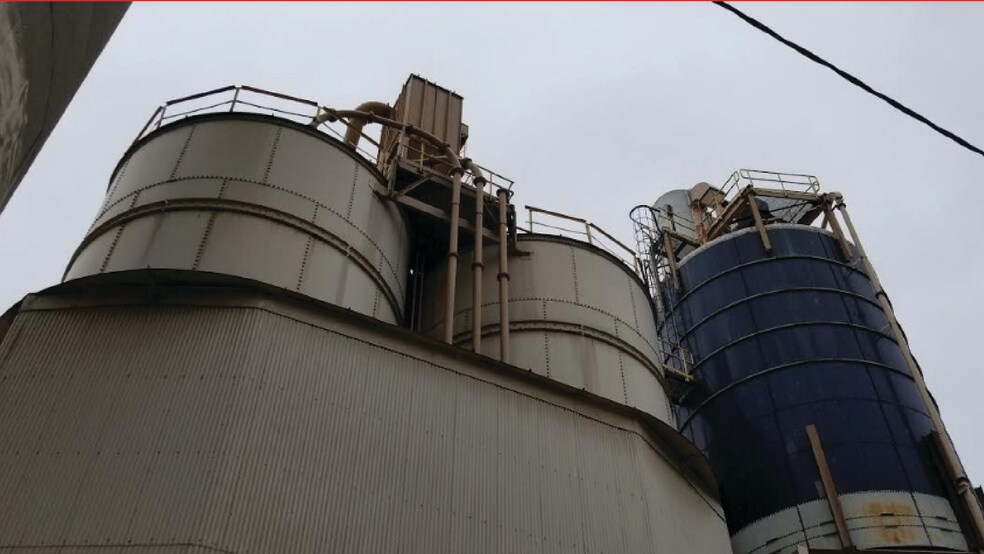 More Photos Of 1930 Turner St, Lansing Distribution For Sale