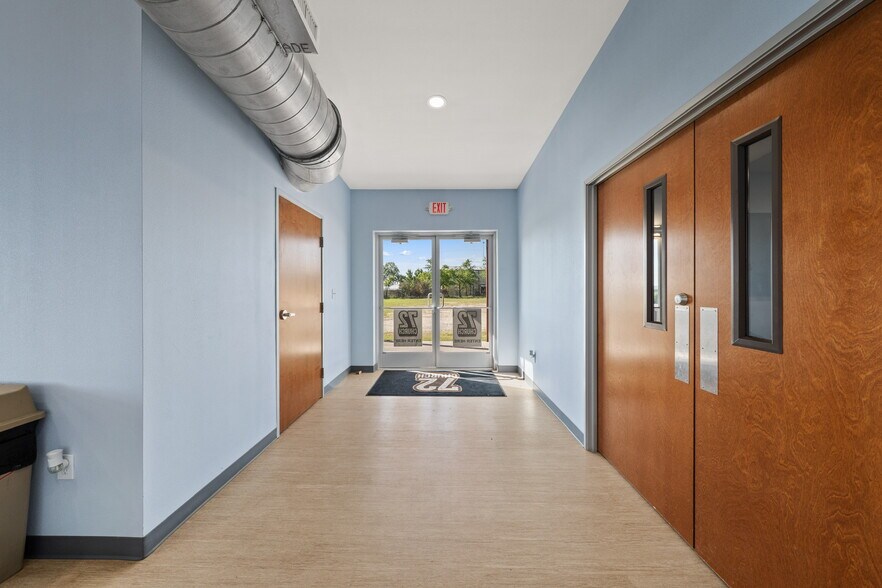 More Photos Of 4159 Highway 6, Clifton Showroom For Sale