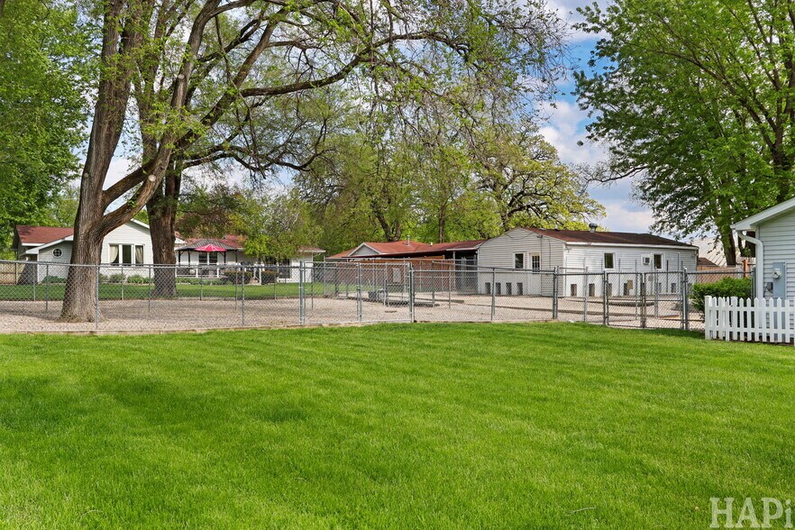 More Photos Of 4403 S Roberts Rd, Island Lake Veterinarian Kennel For Sale