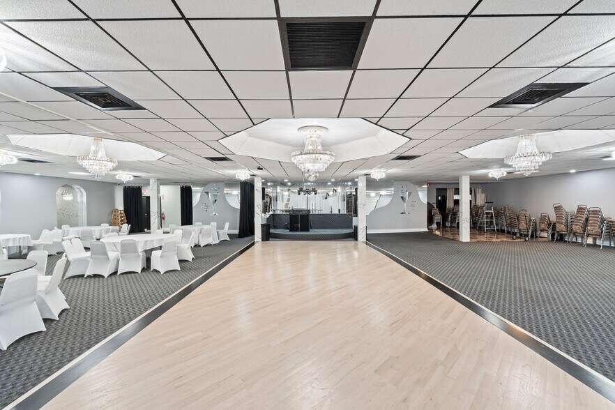 More Photos Of 10140 S Roberts Rd, Palos Hills Bar For Sale