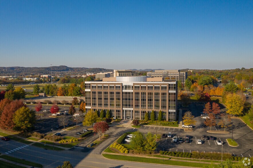 More Photos Of 800 Crescent Centre Dr, Franklin Unknown For Lease