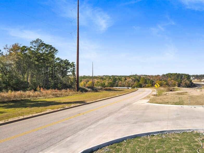 More Photos Of I-45 South, Huntsville Storefront Retail Office For Lease