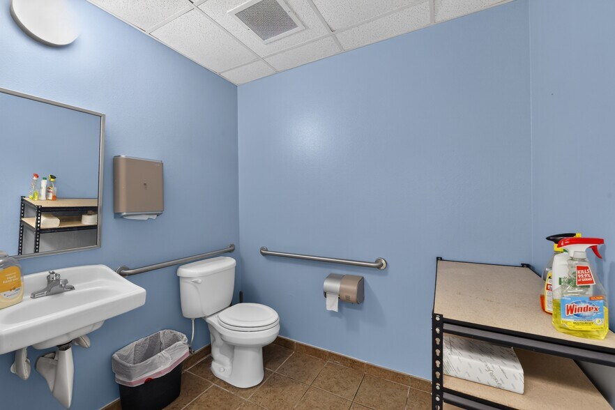 More Photos Of 2555 Pinellas Point Dr S, Saint Petersburg Veterinarian Kennel For Sale