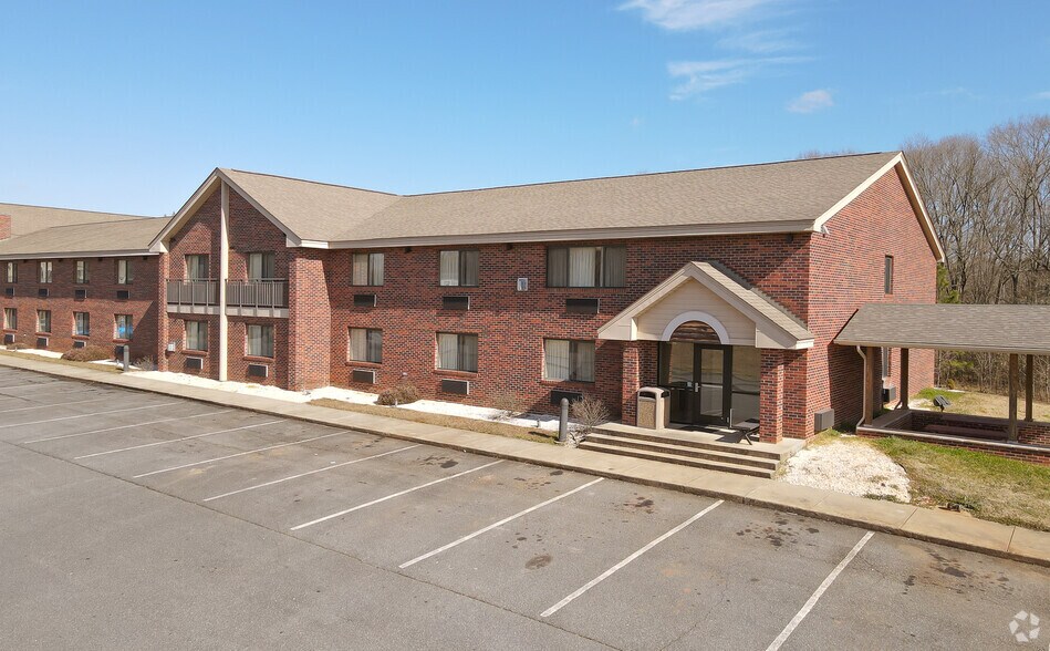 More Photos Of 428 E College Ave, Shelby Hotel For Sale