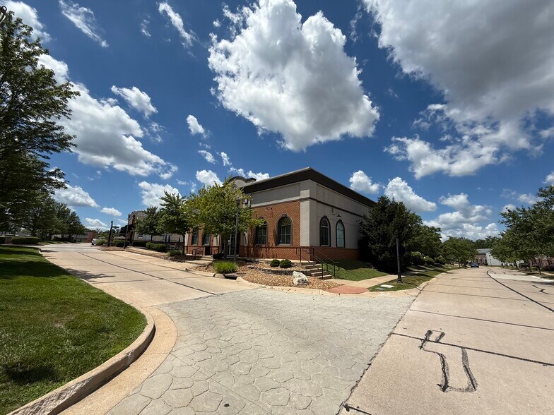 More Photos Of 7434 Village Center Dr, O'Fallon Restaurant For Sale