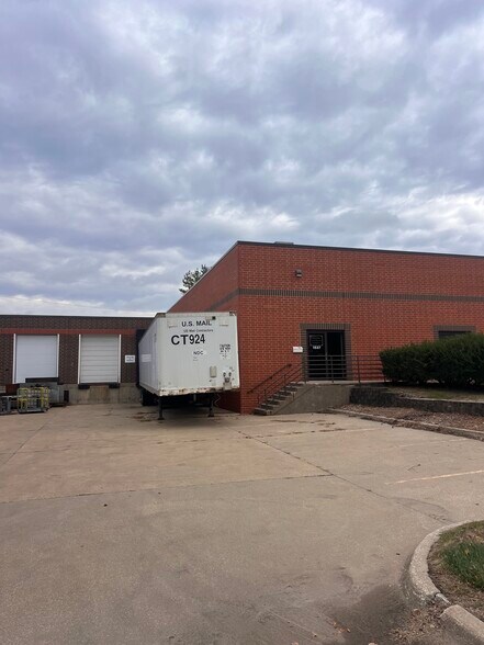 Primary Photo Of 1537 Vermont St, Des Moines Light Distribution For Lease