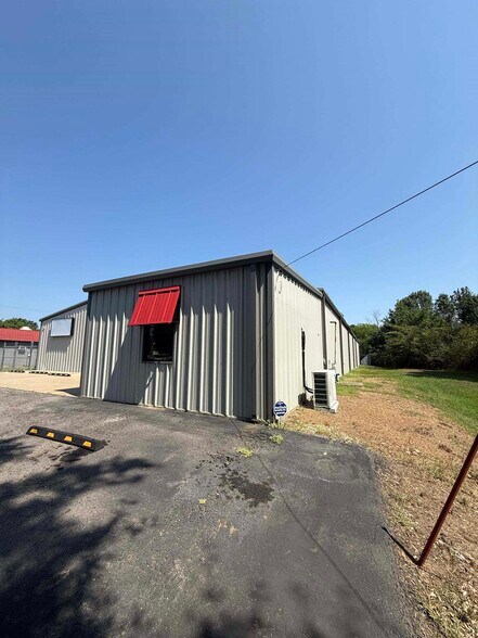 More Photos Of 1705 W Walnut St, Paris Industrial For Lease