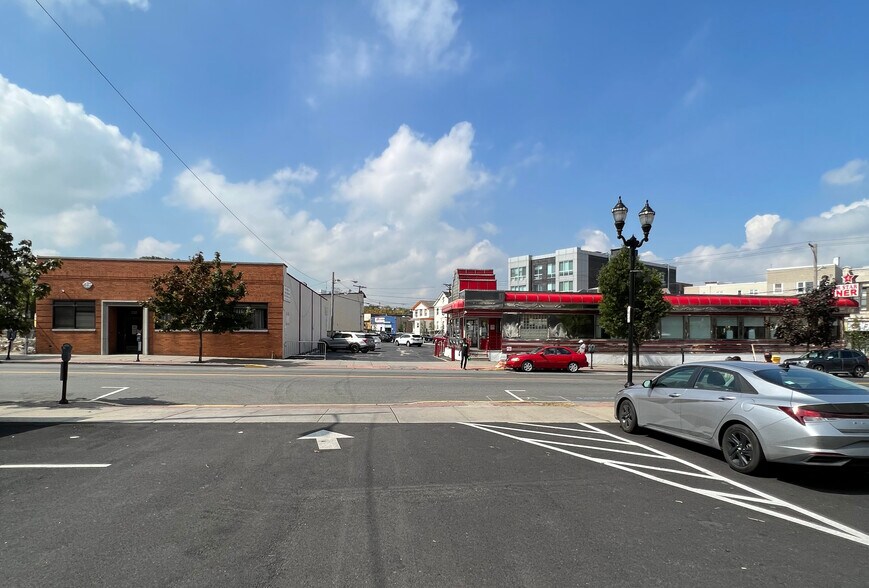 More Photos Of 543 32nd St, Union City Restaurant For Sale