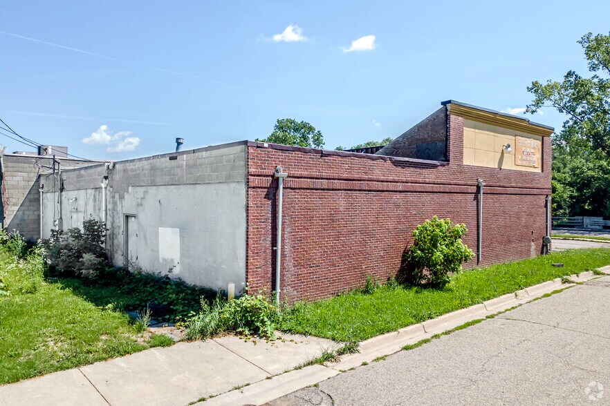 More Photos Of 671-695 Baldwin Ave, Pontiac Storefront For Lease
