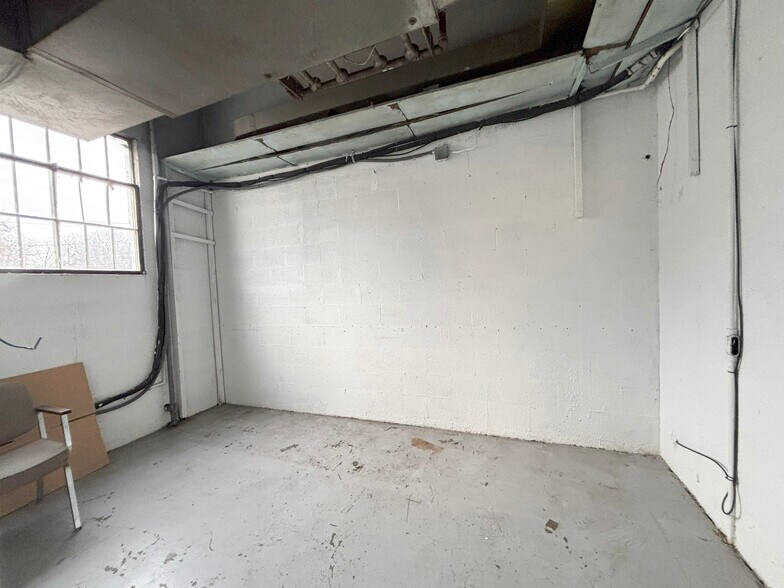 More Photos Of 507 S 12th St, Murray Flex For Sale