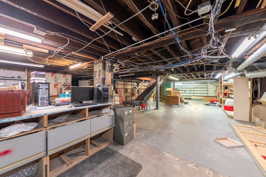 More Photos Of 303-305 Merchant St, Fairmont Showroom For Sale