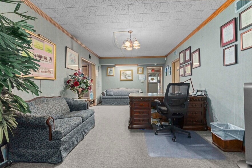 More Photos Of 403 W Sterling St, Baytown Funeral Home For Sale