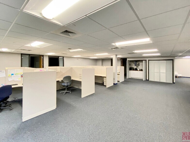 More Photos Of 360 Bloomfield Ave, Windsor Office For Lease