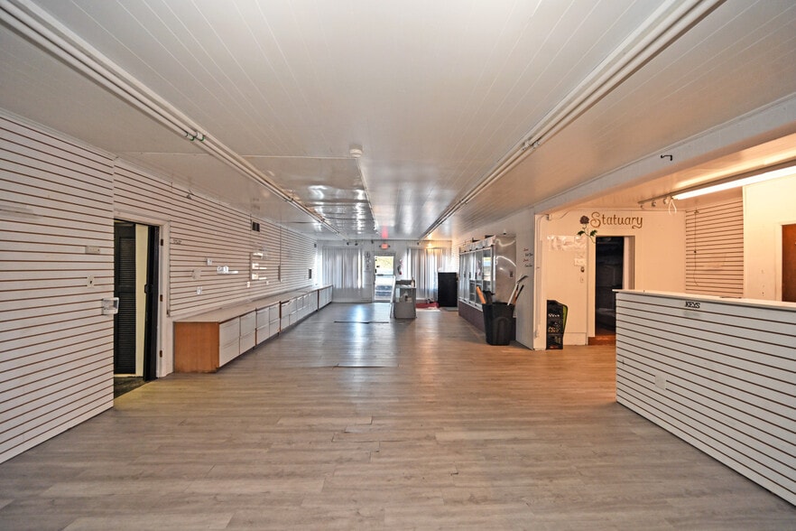 More Photos Of 6999 Colerain Ave, Cincinnati Storefront Retail Office For Lease