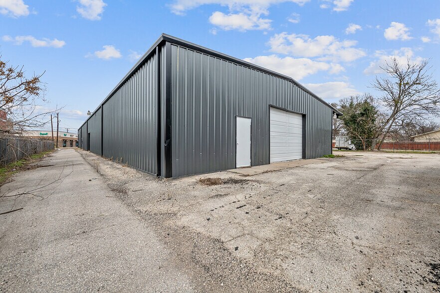 More Photos Of 704 W University Ave, Georgetown Light Distribution For Lease