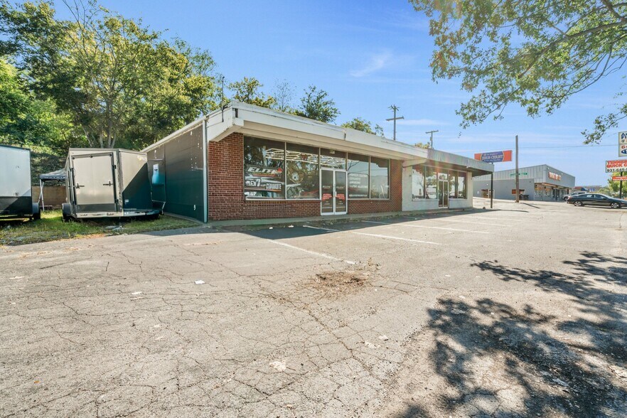 More Photos Of 211 N Riverside Dr, Clarksville Freestanding For Sale