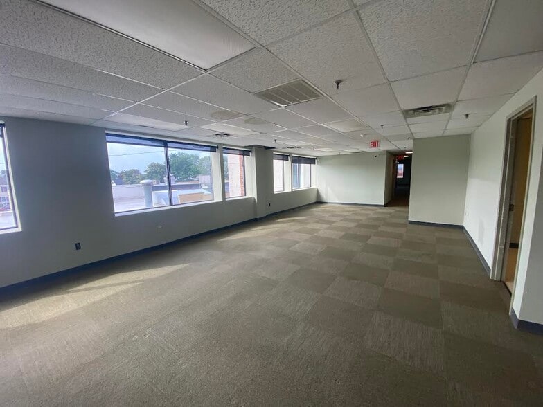 More Photos Of 228 Maple St, Manchester Office For Lease