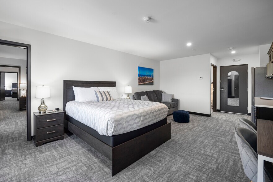 More Photos Of 419 E Market St, Sandusky Hotel For Sale