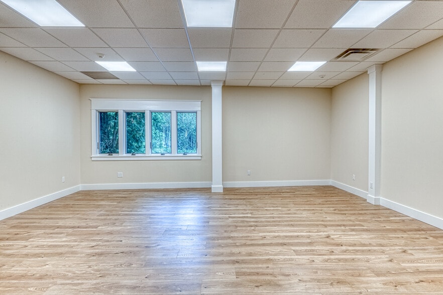 More Photos Of 126-130 N Main St, East Hampton Office For Lease