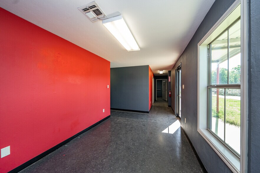 More Photos Of 2103 E SH 31, Kilgore Warehouse For Lease