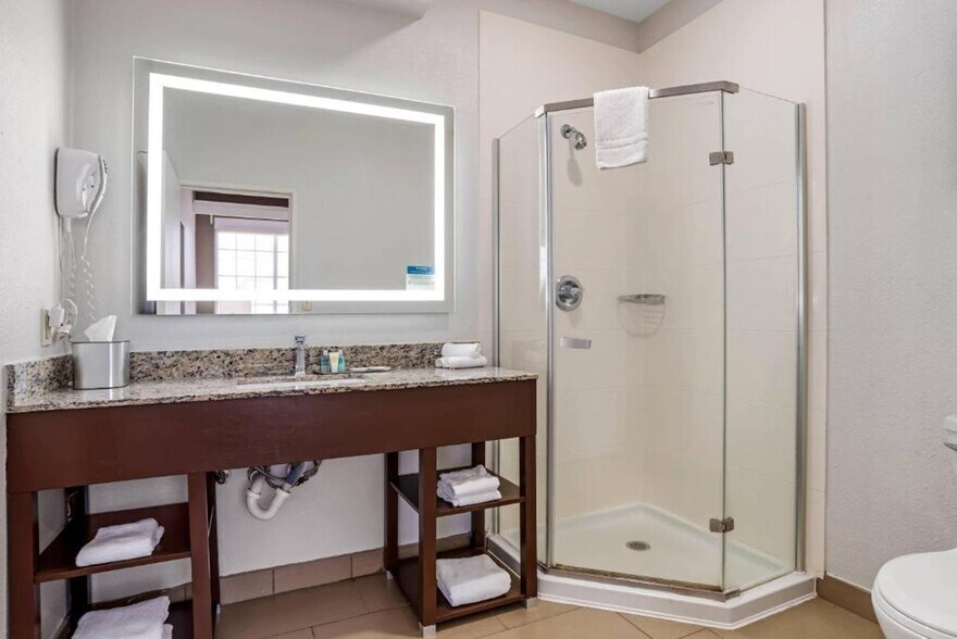 More Photos Of 122 Plaza Dr, Hattiesburg Hotel For Sale