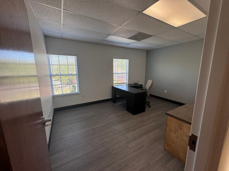 More Photos Of 10 Accountants Cir, Seneca Office Residential For Lease