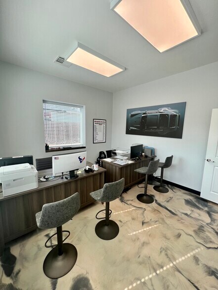 More Photos Of 1308 N Frazier St, Conroe Service For Sale