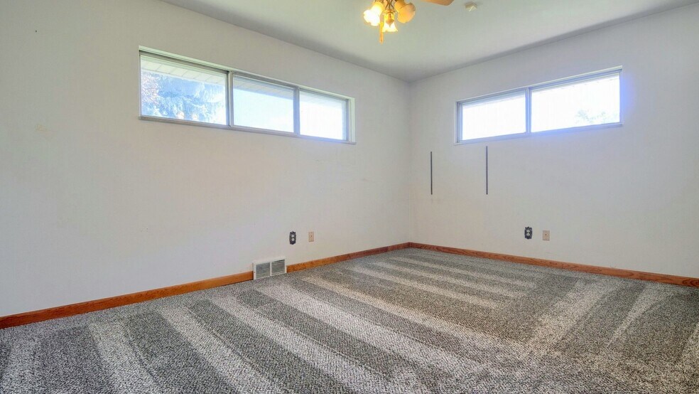 More Photos Of 42431 Mound Rd, Sterling Heights Storefront For Sale