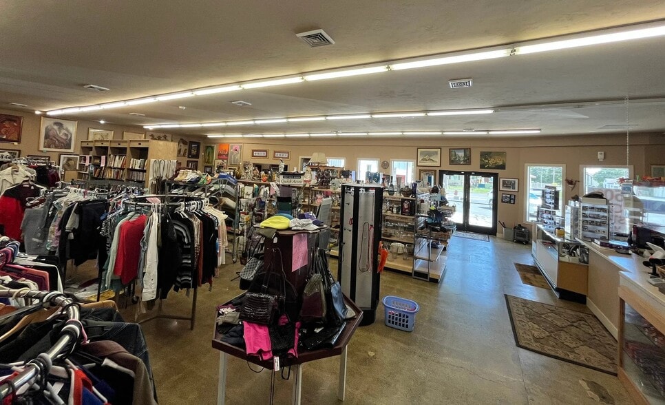 More Photos Of 1558 Normal Ave, Burley Freestanding For Sale
