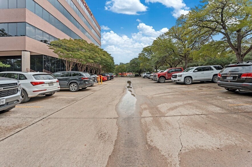 More Photos Of 222 S Sidney Baker St, Kerrville Office For Sale