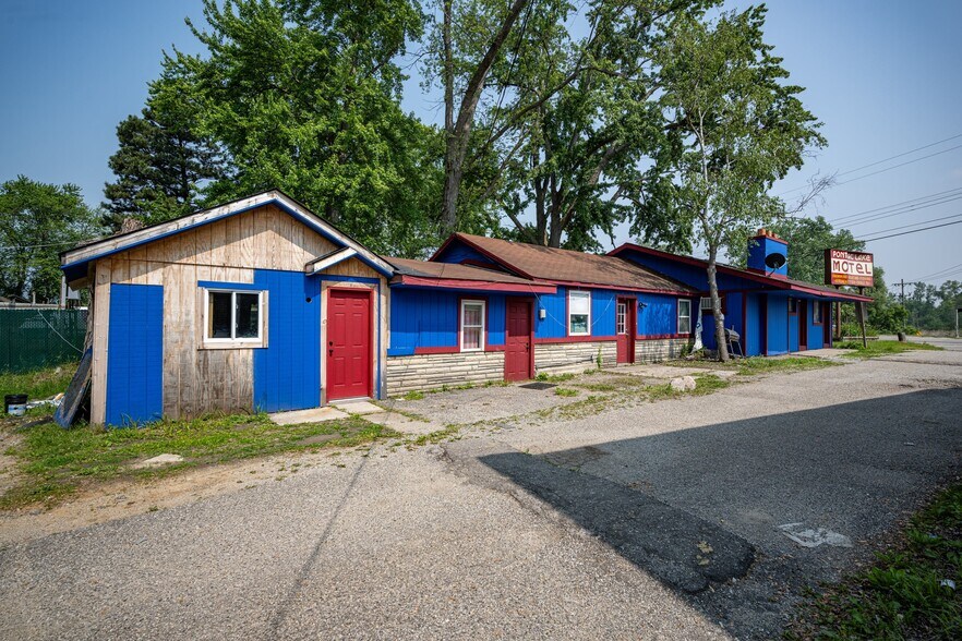 More Photos Of 8230 Highland Rd, White Lake Hotel For Sale