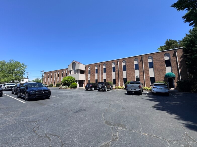 More Photos Of 2315 N Main St, Anderson Office For Lease