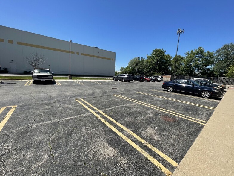 More Photos Of 570 N Schmale Rd, Carol Stream Storefront For Lease