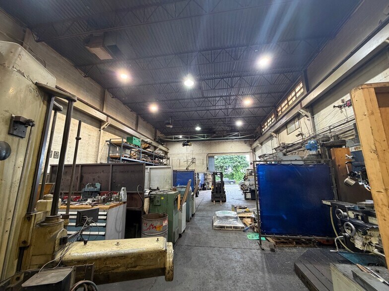 More Photos Of 1514 Bay St, North Vancouver Manufacturing For Sale