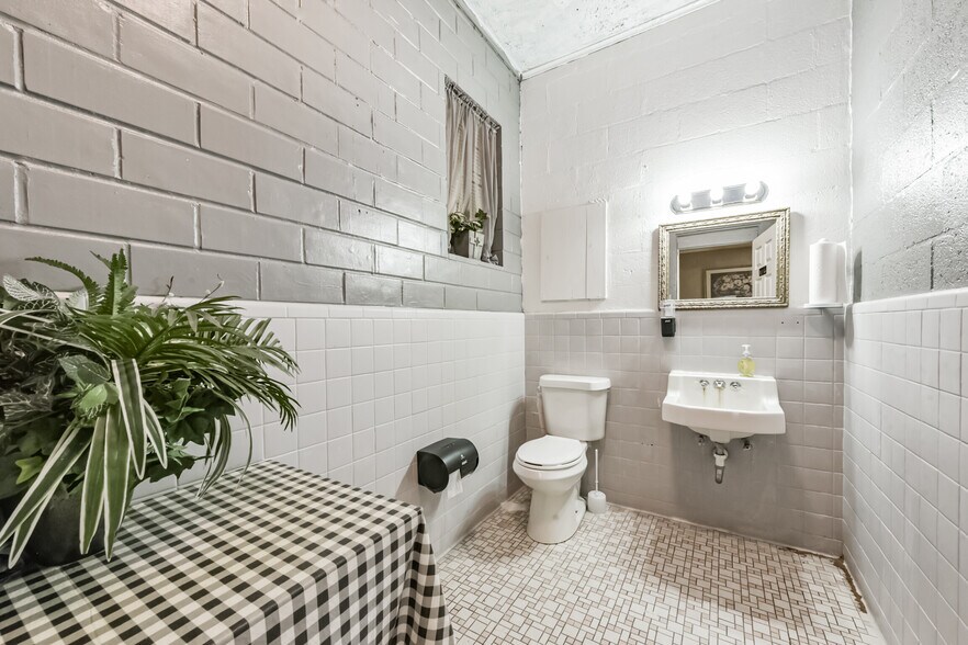 More Photos Of 130 S 4th St, La Porte General Retail For Sale