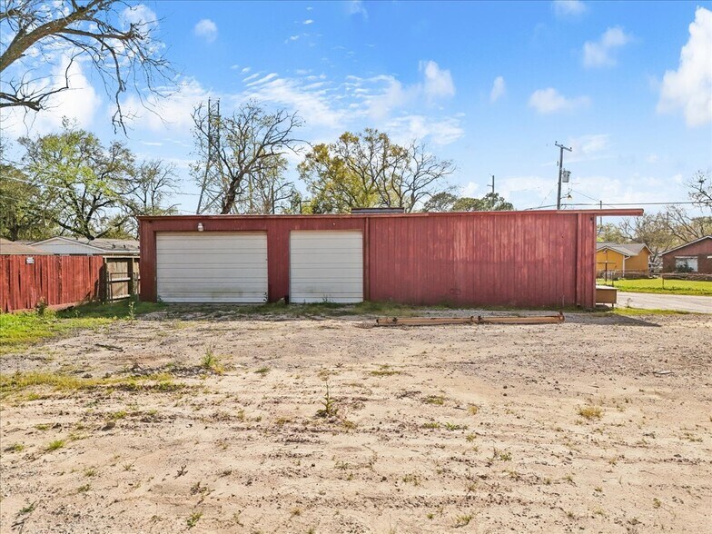 More Photos Of 1317 Cedar Dr, La Marque Warehouse For Lease
