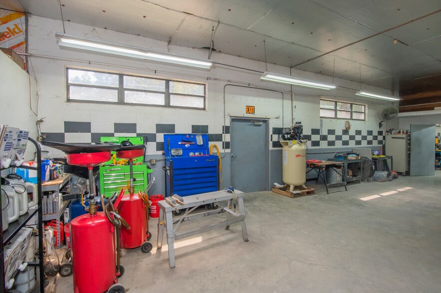 More Photos Of 982 E Hartshorn Ln, Holder Auto Repair For Sale