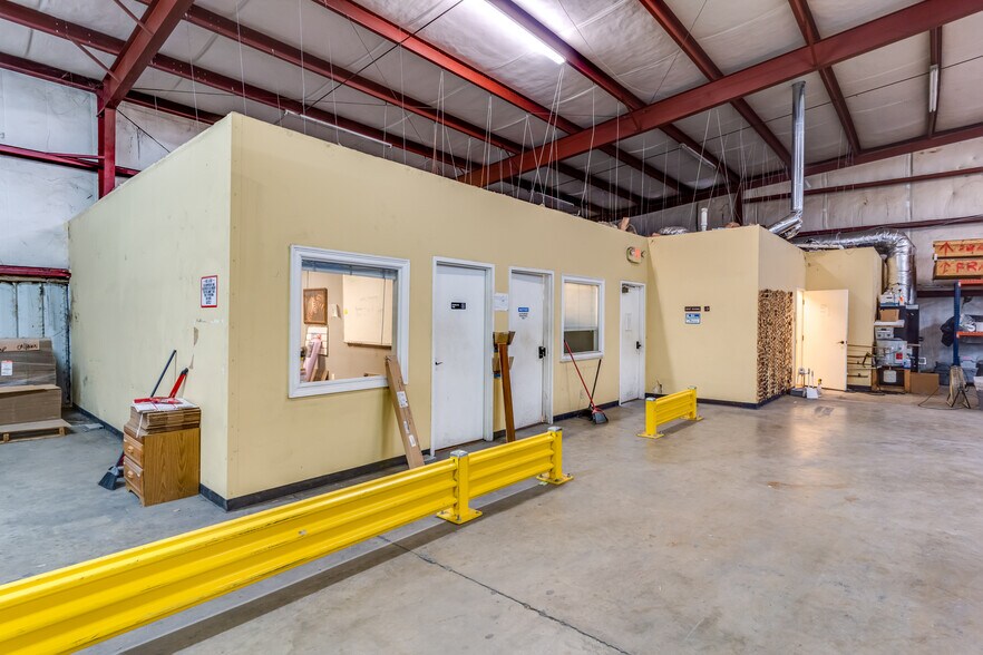 More Photos Of 520 Lovers Lane Rd, Calhoun Warehouse For Sale