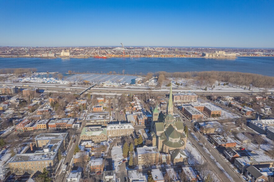 More Photos Of 32 Rue Saint-Charles, Longueuil Office For Lease