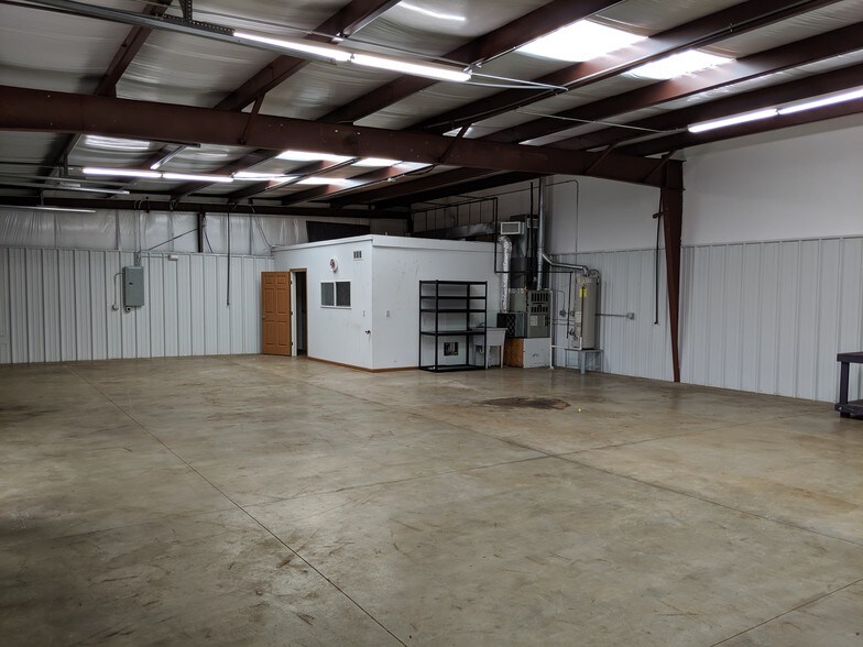 More Photos Of 621-633 N Kessler St, Wichita Showroom For Lease