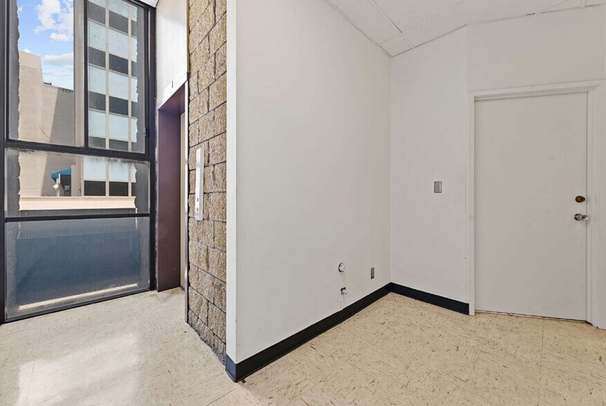 More Photos Of 316 E 2nd St, Los Angeles Storefront Retail Office For Lease