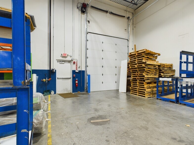 More Photos Of 585 Capital Dr, Lake Zurich Warehouse For Sale